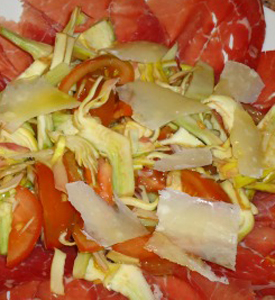 Antipasto di carciofi e bresaola con pezzettini di pera, parmigiano e gorgonzola