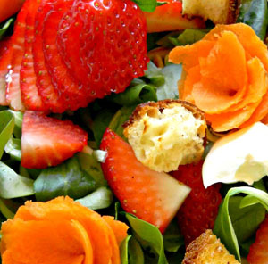 Insalata di primavera con fragole, ciliegie e carote