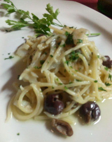 Spaghetti con baccalà olive e capperi