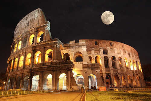La luna sul Colosseo