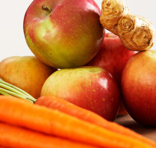 Centrifugato detox di mele, carote, arance e zenzero