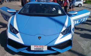 50 anni della fondazione dell’Associazione Nazionale Polizia di Stato - Sono proseguiti i festeggiamenti per celebrare i 50 anni della fondazione dell´Associazione Nazionale Polizia di Stato.   Domenica mattina sul lungomare Paolo Toscanelli di Ostia alla presenza del Presidente della Repubblica Sergio Mattarella si è svolta la sfilata degli oltre 7.000 soci provenienti da tutte le province d´Italia.  L´evento è stato l´occasione per ricordare mezzo secolo di storia e l´impegno iniziato nel 1968.   Nell´ottica della continuità tra passato e presente, per mantenere sempre vivo il ricordo dei tanti poliziotti caduti nell´adempimento del dovere, l´ANPS custodisce il medagliere della Polizia di Stato simbolo dell´appartenenza e del sacrificio ascrivibile all´Istituzione ed ai suoi uomini.  Alla cerimonia sono intervenuti il Ministro dell´Interno, Matteo Salvini, il Capo della Polizia, Franco Gabrielli, i Vertici del Dipartimento di Pubblica Sicurezza e il Presidente dell´Associazione Nazionale Polizia di Stato, Claudio Savarese. Hanno sfilato le 167 sezioni ANPS insieme ad una rappresentanza di funzionari della scuola Superiore di Polizia, agli allievi agenti della scuola di Pescara, ai gruppi giovanili e medagliati delle Fiamme oro, a 200 donatori dell´Associazione donatorinati (associazione di volontari appartenenti alla Polizia di Stato), alla Fanfara appiedata della Polizia di Stato che ha chiuso il corteo.  Molti gli interventi e le testimonianze a conferma dell´impegno al servizio della cittadinanza assolto con costanza dai soci nell´ottica dell´altruismo e della grande umanità che ispira il loro operato.  Nel corso della cerimonia è stata conferita dal Presidente della Repubblica una onorificenza alla madre dei fratelli Massimiliano e Davide Turazza, poliziotti scomparsi tragicamente rispettivamente nel 1994 e 2005 adempiendo al proprio dovere.   Per l´intera giornata in Piazza dei Ravennati è stata allestita un´area espositiva con mezzi storici e di ultima generazione della Polizia di Stato, stand dimostrativi della  Scientifica e delle campagne di sensibilizzazione sulla violenza di genere e sui fenomeni del bullismo. I medici della Polizia offriranno, invece, gratuitamente controlli della pressione arteriosa, della glicemia e del colesterolo.  A partire dalle ore 16:00, in un´area dedicata, ci sono state le dimostrazioni dei cinofili e dei poliziotti delle Fiamme Oro.  Nel corso della giornata, è stato possibile acquistare la moneta in argento dal valore di 5 Euro dedicata al cinquantenario dell´Associazione della Polizia di Stato realizzata dall´Istituto Poligrafico e Zecca dello Stato.  A chiudere le celebrazioni un concerto della Fanfara della Polizia di Stato previsto per le ore 18:00.