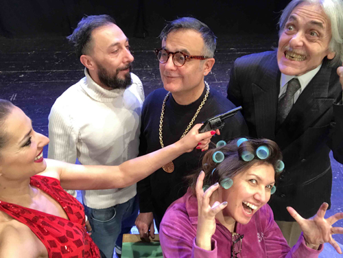 “Niente è come sembra”. Bugie d’amore (e non solo) in una famiglia arcobaleno in scena al Martinitt di Milano