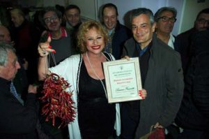 Il presidente Antonio Bartalotta cosegna il Diploma Accademico alla Frazzetto come Ambasciatrice del Peperoncino Foto By Adriano Di Benedetto