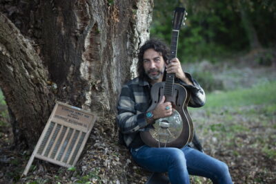 musicista sotto un albero