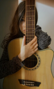 Anna D'Elia con la sua chitarra