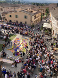 Foto infiorate di Spello, un'infiorata all'alba