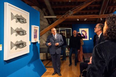 Nell'immagine si vede il curatore della mostra, Gianfranco Rosini, che accompagna il pubblico presente il giorno dell'inaugurazione in una visita guidata della mostra “Andy Warhol – LOVE POP – Icons and Masterpieces”.