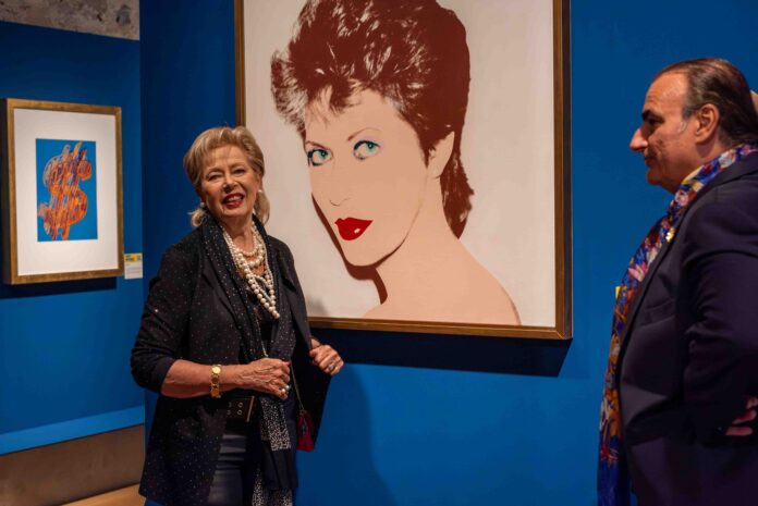 Un'altra immagine di Regina Schrecker, sorridente di fronte all'opera che la immortala, assieme al curatore Gianfranco Rosini